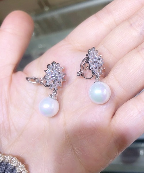 Lace Ladies(レースレディース)の「サンフラワー ビジュー × パール スウィング ピアス イヤリング(ピアス(両耳用)・レディース・ホワイト系2/ホワイト系1・FREE)」の4枚目の写真