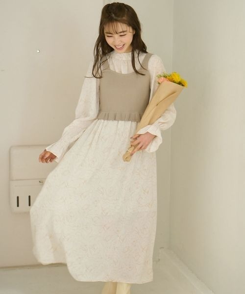 mysty woman(ミスティウーマン)の「ニットビスチェSET花ワンピース 102502(ワンピース・レディース・ライトグリーン/ベージュ/オフホワイト・FREE)」の1枚目の写真