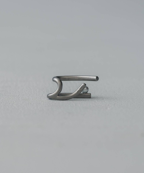 and cloud(アンドクラウド)の「Parallel Pearl Upside Cuff(イヤーカフ・レディース・シルバー/ブラック・FREE)」の5枚目の写真