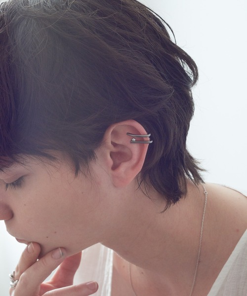 and cloud(アンドクラウド)の「Parallel Pearl Upside Cuff(イヤーカフ・レディース・シルバー/ブラック・FREE)」の8枚目の写真