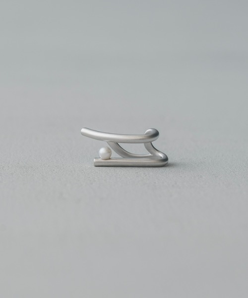 and cloud(アンドクラウド)の「Parallel Pearl Upside Cuff(イヤーカフ・レディース・シルバー/ブラック・FREE)」の11枚目の写真