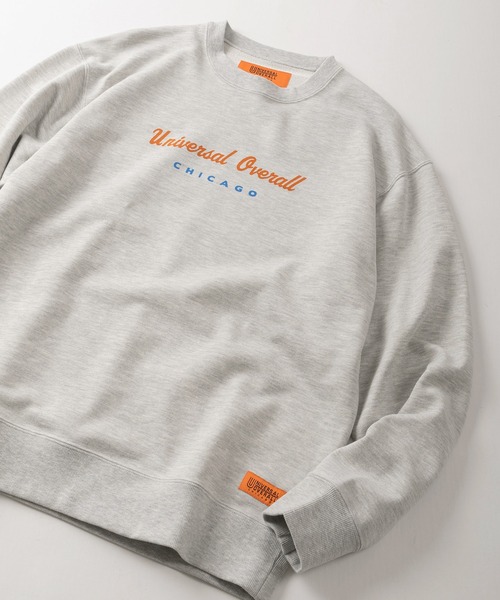 UNIVERSAL OVERALL(ユニバーサルオーバーオール)の「【UNIVERSAL OVERALL/ユニバーサルオーバーオール】カーシブロゴプリント&ピスネームタグデザイン ビッグシルエット クルーネックスウェット/長袖トレーナー/裏毛(スウェット・メンズ・グレー/チャコールグレー/オートミール・M/L/XL)」の1枚目の写真