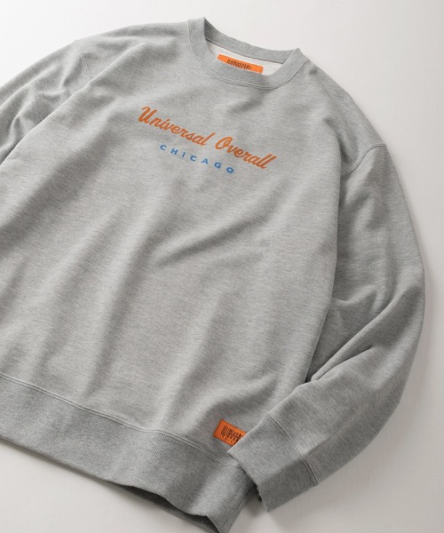 UNIVERSAL OVERALL(ユニバーサルオーバーオール)の「【UNIVERSAL OVERALL/ユニバーサルオーバーオール】カーシブロゴプリント&ピスネームタグデザイン ビッグシルエット クルーネックスウェット/長袖トレーナー/裏毛(スウェット・メンズ・グレー/チャコールグレー/オートミール・M/L/XL)」の3枚目の写真