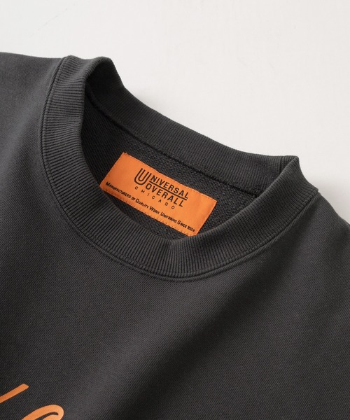 UNIVERSAL OVERALL(ユニバーサルオーバーオール)の「【UNIVERSAL OVERALL/ユニバーサルオーバーオール】カーシブロゴプリント&ピスネームタグデザイン ビッグシルエット クルーネックスウェット/長袖トレーナー/裏毛(スウェット・メンズ・グレー/チャコールグレー/オートミール・M/L/XL)」の6枚目の写真