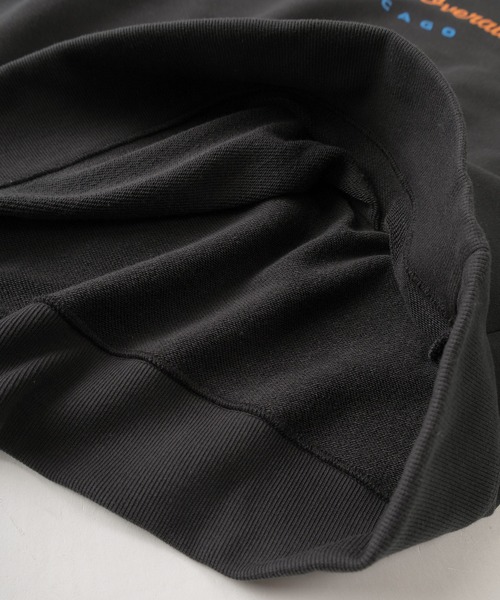 UNIVERSAL OVERALL(ユニバーサルオーバーオール)の「【UNIVERSAL OVERALL/ユニバーサルオーバーオール】カーシブロゴプリント&ピスネームタグデザイン ビッグシルエット クルーネックスウェット/長袖トレーナー/裏毛(スウェット・メンズ・グレー/チャコールグレー/オートミール・M/L/XL)」の9枚目の写真