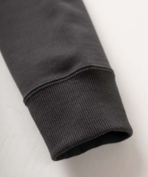 UNIVERSAL OVERALL(ユニバーサルオーバーオール)の「【UNIVERSAL OVERALL/ユニバーサルオーバーオール】カーシブロゴプリント&ピスネームタグデザイン ビッグシルエット クルーネックスウェット/長袖トレーナー/裏毛(スウェット・メンズ・グレー/チャコールグレー/オートミール・M/L/XL)」の10枚目の写真