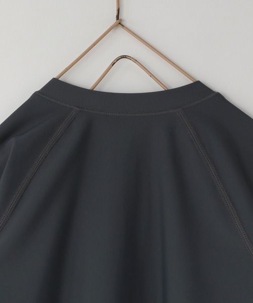 LOWRYS FARM（ローリーズファーム）の「SWIM ラッシュガード　105956（水着・キッズ・グリーン/チャコールグレー・110cm/120cm/130cm/140cm/150cm）」の5枚目の写真