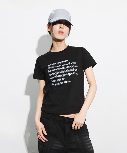 セミクロップド丈]デイリーラウンドネックレタリング半袖Tシャツ