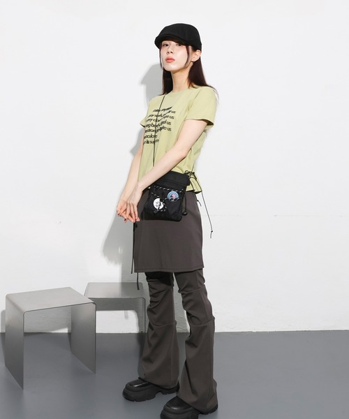 セミクロップド丈]デイリーラウンドネックレタリング半袖Tシャツ