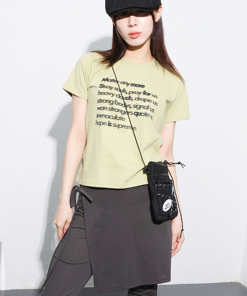 セミクロップド丈]デイリーラウンドネックレタリング半袖Tシャツ