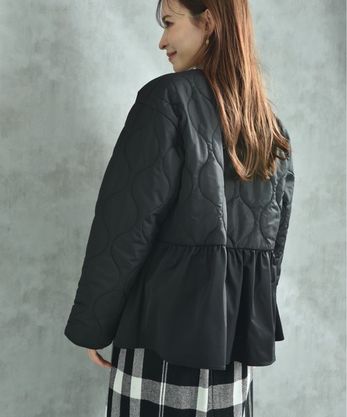 INTERPLANET（インタープラネット）の「タフタ＊キルトペプラムショートコート（その他アウター・レディース・オフホワイト/ブラック・FREE）」の7枚目の写真