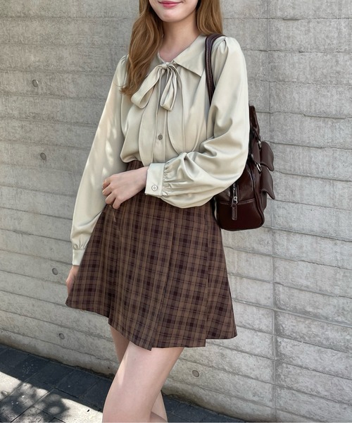 clear(クリア)の「セーラーカラー長袖ボウタイブラウス≪2024AW新作≫(シャツ/ブラウス・レディース・アイボリー/サックスブルー/ベージュ・F)」の2枚目の写真