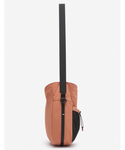 Maison Kitsune(メゾンキツネ)の「FLASH FOX MESSENGERBAG(ショルダーバッグ・メンズ・ブラック/ピンク系その他・U)」の10枚目の写真