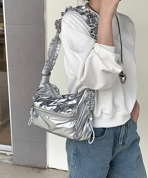 c.u.l(シーユーエル)の「ギャザーストラップ ナイロンショルダーバッグ cula974(ショルダーバッグ・レディース・ブルー/シルバー/ブラック/ライトベージュ・FREE)」の1枚目の写真