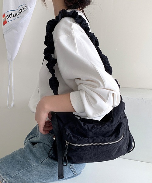 c.u.l(シーユーエル)の「ギャザーストラップ ナイロンショルダーバッグ cula974(ショルダーバッグ・レディース・ブルー/シルバー/ブラック/ライトベージュ・FREE)」の2枚目の写真