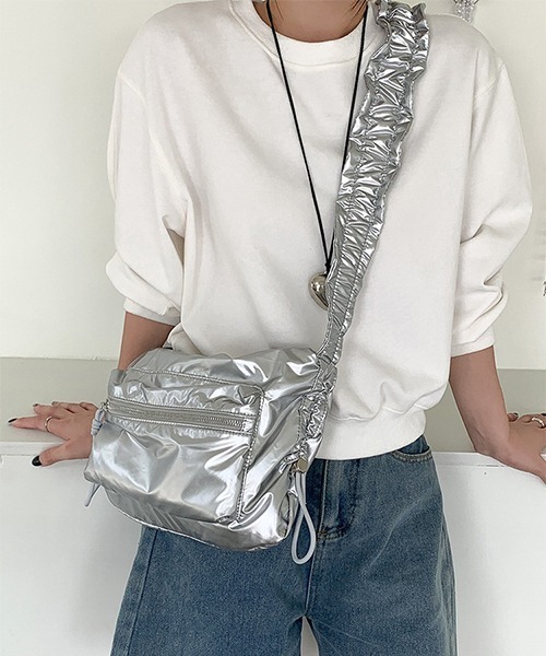 c.u.l(シーユーエル)の「ギャザーストラップ ナイロンショルダーバッグ cula974(ショルダーバッグ・レディース・ブルー/シルバー/ブラック/ライトベージュ・FREE)」の6枚目の写真