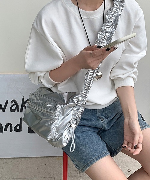 c.u.l(シーユーエル)の「ギャザーストラップ ナイロンショルダーバッグ cula974(ショルダーバッグ・レディース・ブルー/シルバー/ブラック/ライトベージュ・FREE)」の7枚目の写真