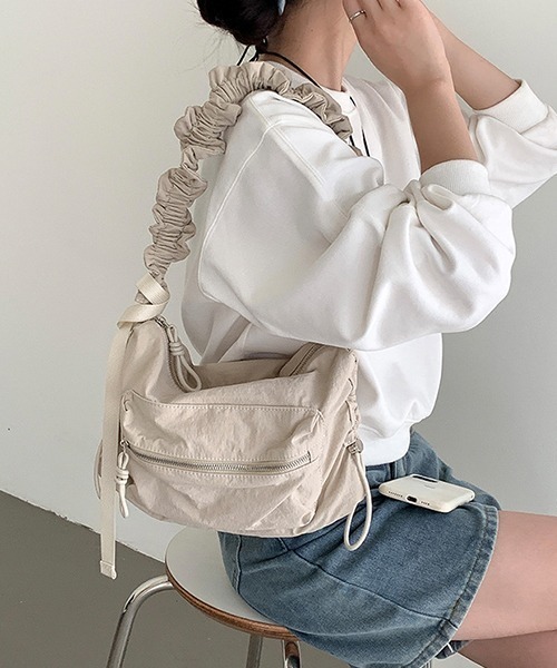 c.u.l(シーユーエル)の「ギャザーストラップ ナイロンショルダーバッグ cula974(ショルダーバッグ・レディース・ブルー/シルバー/ブラック/ライトベージュ・FREE)」の9枚目の写真