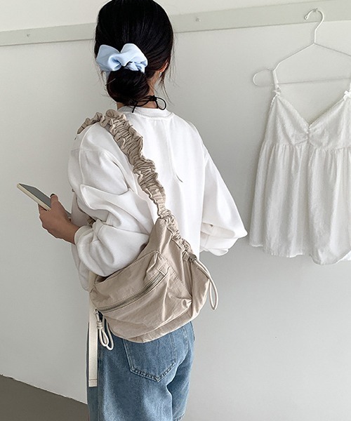 c.u.l(シーユーエル)の「ギャザーストラップ ナイロンショルダーバッグ cula974(ショルダーバッグ・レディース・ブルー/シルバー/ブラック/ライトベージュ・FREE)」の10枚目の写真
