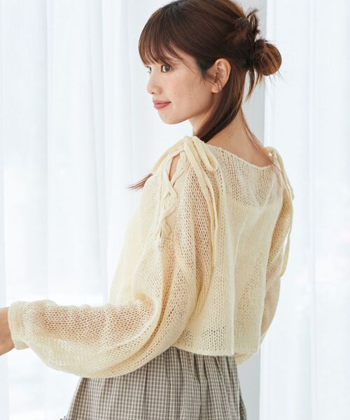 MAJESTIC LEGON（マジェスティックレゴン）の「レースアップメッシュニット（ニット/セーター・レディース・イエロー/ピンク/アイボリー/チャコールグレー・MEDIUM）」の3枚目の写真