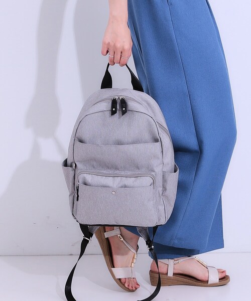 SHOO・LA・RUE(シューラルー)の「【撥水/背中ポケット】整理整頓できちゃうリュック(バックパック/リュック・レディース・グレー系3/ブラック系5/ブラック系4・00)」の4枚目の写真