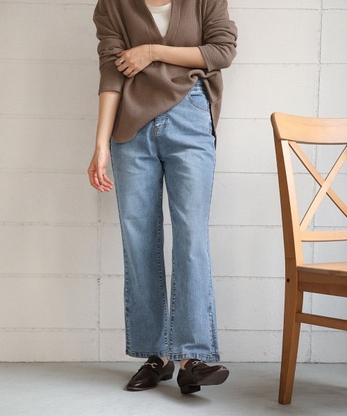 Bou Jeloud(ブージュルード)の「裾スリット ストレッチデニムフレアパンツ(デニムパンツ・レディース・ブルー/ホワイト系その他/インディゴブルー・LARGE/MEDIUM)」の2枚目の写真