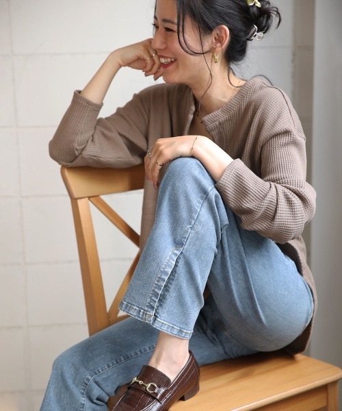 Bou Jeloud(ブージュルード)の「裾スリット ストレッチデニムフレアパンツ(デニムパンツ・レディース・ブルー/ホワイト系その他/インディゴブルー・LARGE/MEDIUM)」の15枚目の写真
