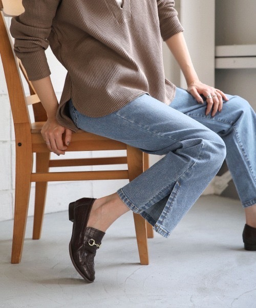 Bou Jeloud(ブージュルード)の「裾スリット ストレッチデニムフレアパンツ(デニムパンツ・レディース・ブルー/ホワイト系その他/インディゴブルー・LARGE/MEDIUM)」の16枚目の写真