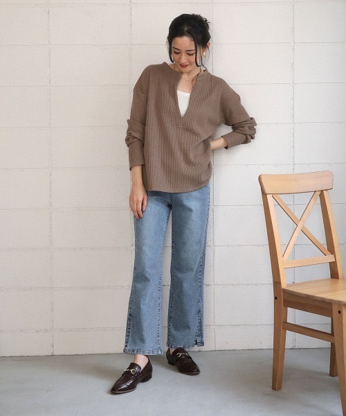Bou Jeloud(ブージュルード)の「裾スリット ストレッチデニムフレアパンツ(デニムパンツ・レディース・ブルー/ホワイト系その他/インディゴブルー・LARGE/MEDIUM)」の17枚目の写真