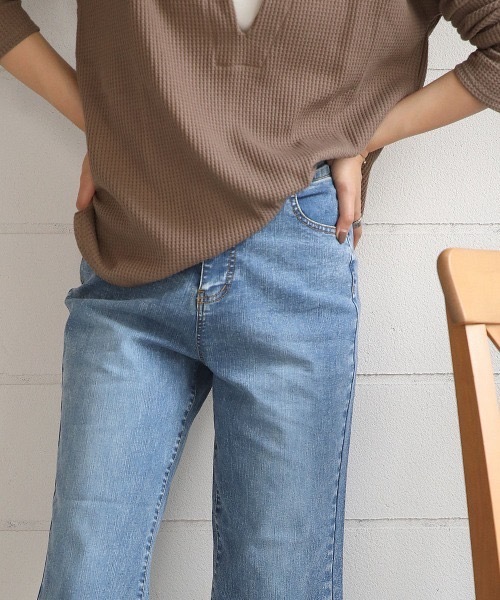Bou Jeloud(ブージュルード)の「裾スリット ストレッチデニムフレアパンツ(デニムパンツ・レディース・ブルー/ホワイト系その他/インディゴブルー・LARGE/MEDIUM)」の18枚目の写真