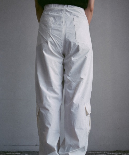 INTER FACTORY（インターファクトリー）の「2/9号室（かおこ&ひろと） - Nylon Tuck Cargo Pants / ナイロンタックカーゴパンツ　made in INTER FACTORY（その他パンツ・メンズ・アイボリー/ネイビー・MEDIUM/LARGE）」の12枚目の写真