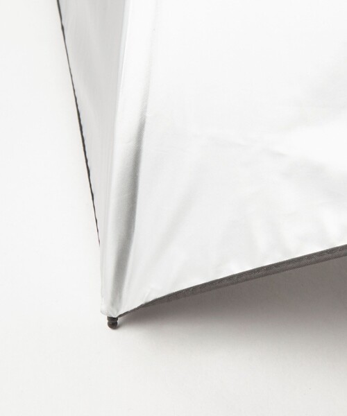 Traditional Weatherwear（トラディショナルウェザーウェア）の「【別注】＜Traditional Weatherwear＞ライト ウェイト アンブレラ / 折りたたみ傘 / レイン / 晴雨兼用 -UVカット-（折りたたみ傘・レディース・シルバー/ゴールド・FREE）」の6枚目の写真