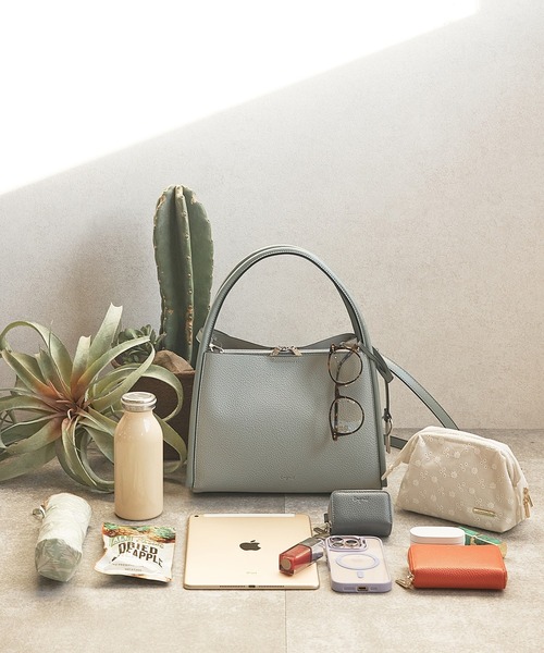 Ungrid(アングリッド)の「【Ungrid/アングリッド】軽量ソフトシュリンク プレートチャーム付ハンドバッグ(ハンドバッグ・レディース・ブラック/オリーブ/アイボリー/グレイッシュベージュ/ダークベージュ・FREE)」の1枚目の写真