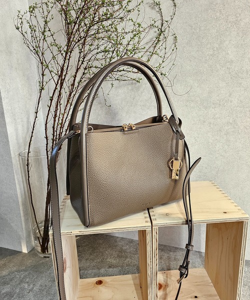 Ungrid(アングリッド)の「【Ungrid/アングリッド】軽量ソフトシュリンク プレートチャーム付ハンドバッグ(ハンドバッグ・レディース・ブラック/オリーブ/アイボリー/グレイッシュベージュ/ダークベージュ・FREE)」の4枚目の写真