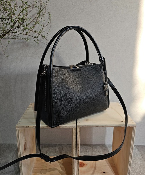 Ungrid(アングリッド)の「【Ungrid/アングリッド】軽量ソフトシュリンク プレートチャーム付ハンドバッグ(ハンドバッグ・レディース・ブラック/オリーブ/アイボリー/グレイッシュベージュ/ダークベージュ・FREE)」の3枚目の写真