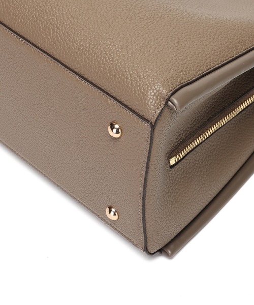 Ungrid(アングリッド)の「【Ungrid/アングリッド】軽量ソフトシュリンク プレートチャーム付ハンドバッグ(ハンドバッグ・レディース・ブラック/オリーブ/アイボリー/グレイッシュベージュ/ダークベージュ・FREE)」の7枚目の写真