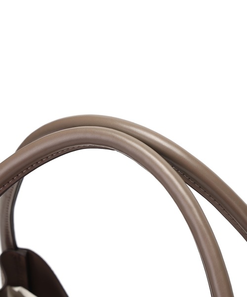 Ungrid(アングリッド)の「【Ungrid/アングリッド】軽量ソフトシュリンク プレートチャーム付ハンドバッグ(ハンドバッグ・レディース・ブラック/オリーブ/アイボリー/グレイッシュベージュ/ダークベージュ・FREE)」の20枚目の写真