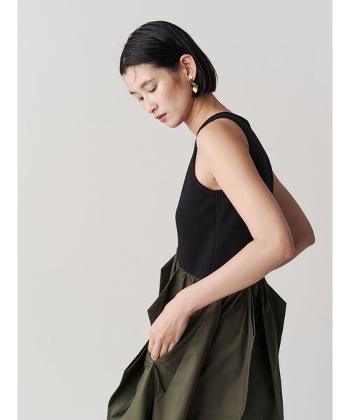 UN3D.（アンスリード）の「CURVE LINE TUCK SLEEVELESS OP