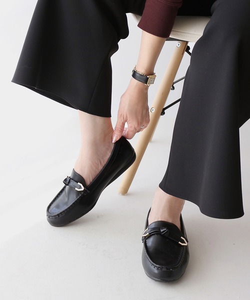 Fin(フィン)の「リボンモカシン【低反発スポンジ入り】(モカシン/デッキシューズ・レディース・ブラック/ベージュ/シルバー/アイボリー・22.5cm/23cm/23.5cm/24cm/24.5cm)」の2枚目の写真