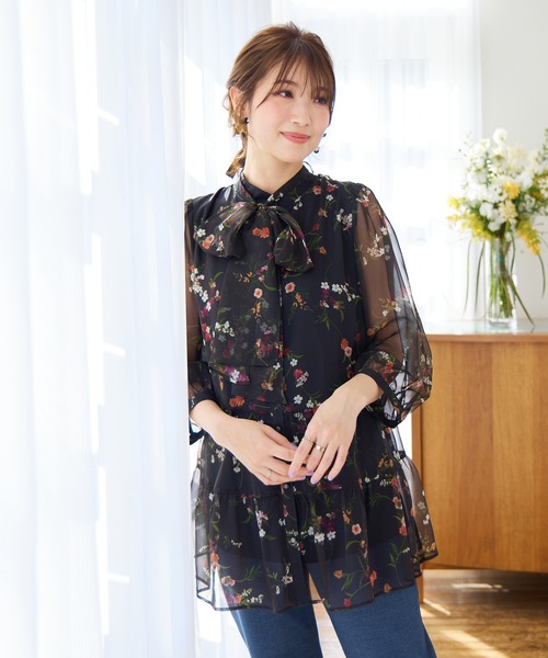 Rose Tiara(ローズティアラ)の「ボタニカルフラワーティアードブラウス(シャツ/ブラウス・レディース・ベージュ/ブラック・46/38/42)」の3枚目の写真