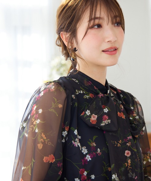 Rose Tiara(ローズティアラ)の「ボタニカルフラワーティアードブラウス(シャツ/ブラウス・レディース・ベージュ/ブラック・46/38/42)」の6枚目の写真