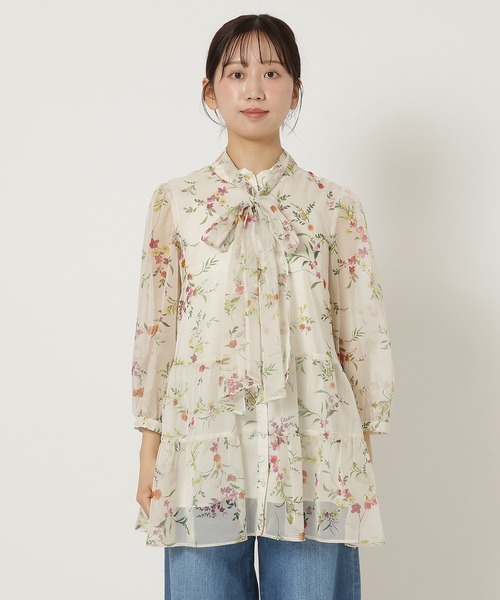 Rose Tiara(ローズティアラ)の「ボタニカルフラワーティアードブラウス(シャツ/ブラウス・レディース・ベージュ/ブラック・46/38/42)」の7枚目の写真