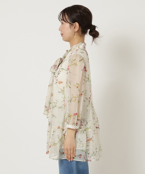 Rose Tiara(ローズティアラ)の「ボタニカルフラワーティアードブラウス(シャツ/ブラウス・レディース・ベージュ/ブラック・46/38/42)」の8枚目の写真