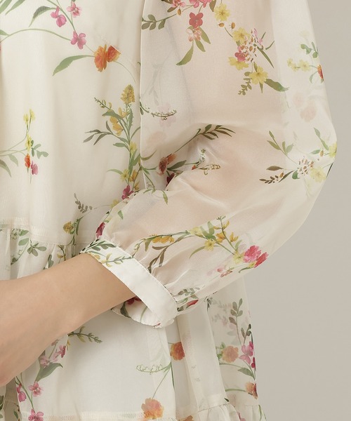 Rose Tiara(ローズティアラ)の「ボタニカルフラワーティアードブラウス(シャツ/ブラウス・レディース・ベージュ/ブラック・46/38/42)」の12枚目の写真