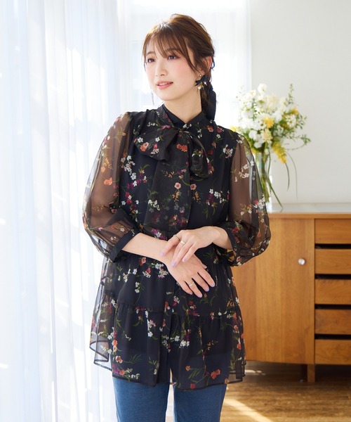 Rose Tiara(ローズティアラ)の「ボタニカルフラワーティアードブラウス(シャツ/ブラウス・レディース・ベージュ/ブラック・46/38/42)」の5枚目の写真