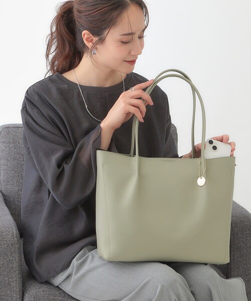 SHOO・LA・RUE（シューラルー）の「【軽量／A4】つまみハンドルトートバッグ（トートバッグ・レディース・グリーン/アイボリー/ブラック/ナチュラル・00）」の4枚目の写真