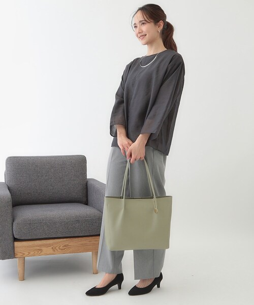 SHOO・LA・RUE（シューラルー）の「【軽量／A4】つまみハンドルトートバッグ（トートバッグ・レディース・グリーン/アイボリー/ブラック/ナチュラル・00）」の9枚目の写真