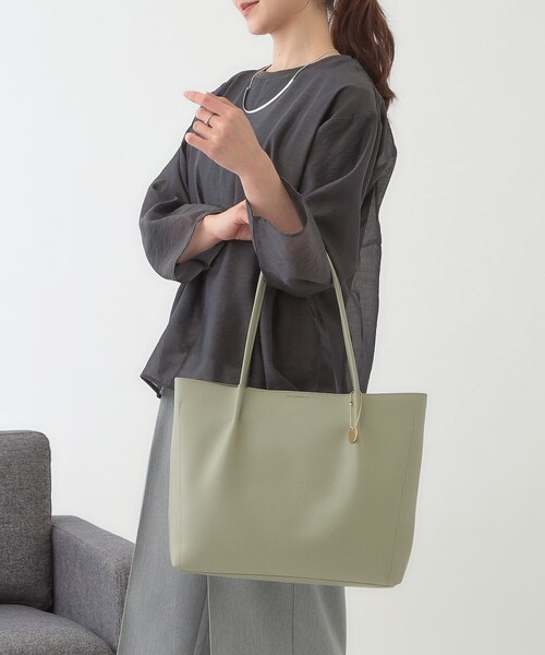 SHOO・LA・RUE（シューラルー）の「【軽量／A4】つまみハンドルトートバッグ（トートバッグ・レディース・グリーン/アイボリー/ブラック/ナチュラル・00）」の10枚目の写真