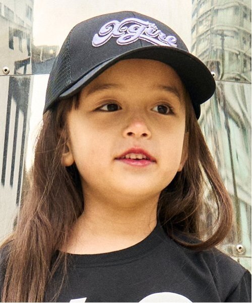 X-girl Stages(エックスガールステージス)の「ロゴ刺しゅうメッシュキャップ(キャップ・キッズ・ブラック/ピンク・52-56cm/S(48-52cm))」の2枚目の写真