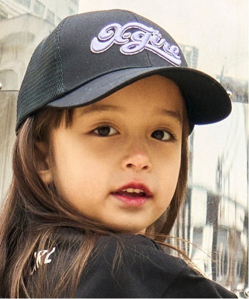 X-girl Stages(エックスガールステージス)の「ロゴ刺しゅうメッシュキャップ(キャップ・キッズ・ブラック/ピンク・52-56cm/S(48-52cm))」の4枚目の写真